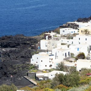 Stromboli, itinerario tra mare, gechi e “Iddu”