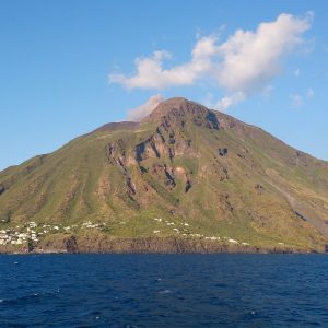 Stromboli, itinerario tra mare, gechi e “Iddu”