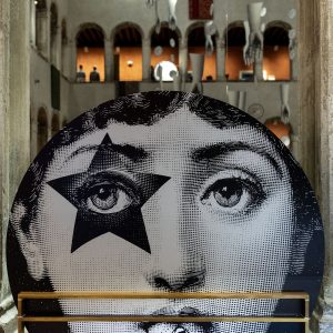 L’installazione di Barnaba Fornasetti e Valeria Manzi al Fondaco dei Tedeschi