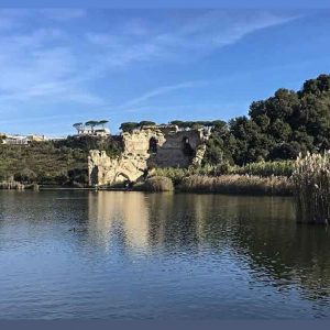 Campania, passeggiata “infernale” intorno al Lago di Averno