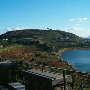 Campania, passeggiata “infernale” intorno al Lago di Averno