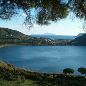 Campania, passeggiata “infernale” intorno al Lago di Averno