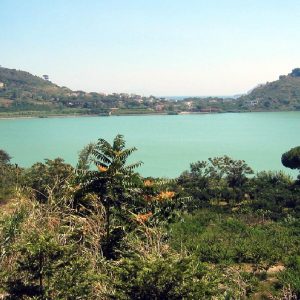 Campania, passeggiata “infernale” intorno al Lago di Averno