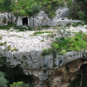 In Sicilia sui sentieri della necropoli più grande d’Europa: Pantalica