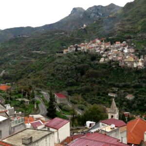 In Sicilia, nella tana del drago di Mongiuffi Melia