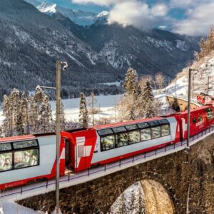 Viaggio in treno attraverso le Alpi svizzere con Glacier Express