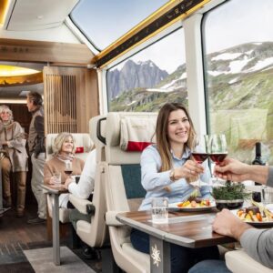 Viaggio in treno attraverso le Alpi svizzere con Glacier Express