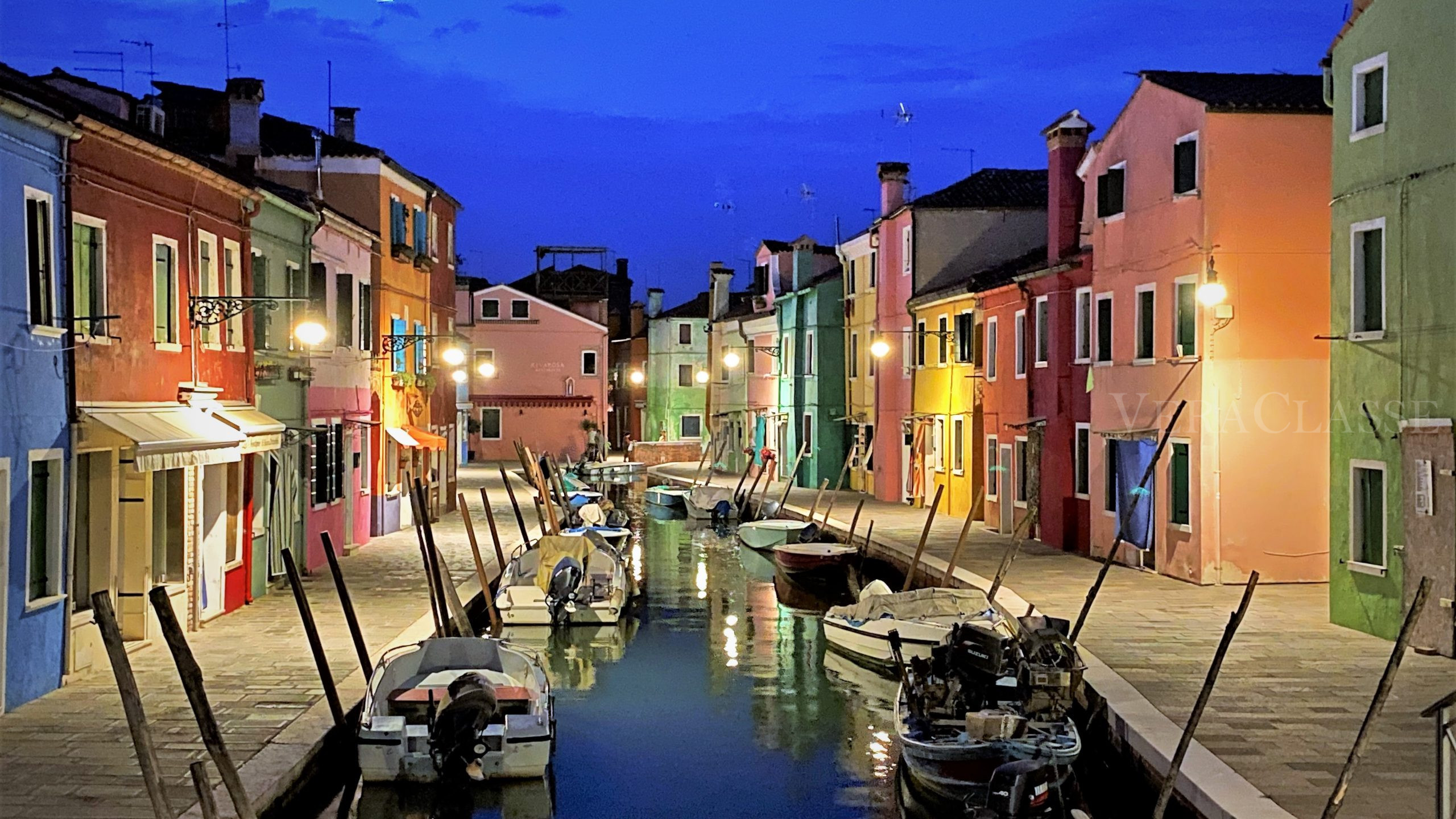 Burano di notte: le foto con i colori dell'Ora Blu - VeraClasse