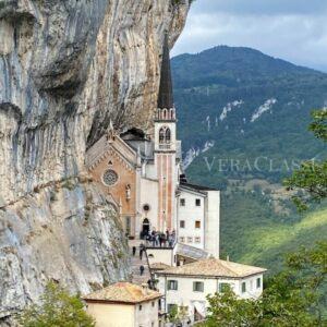 Madonna della Corona, il Santuario sulla roccia in Veneto