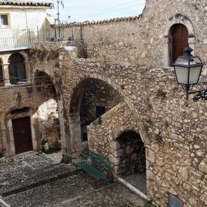 Navelli, il borgo dello zafferano in Abruzzo