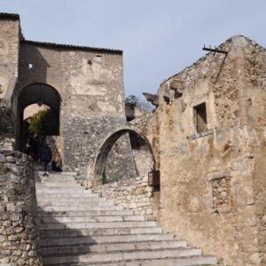 Navelli, il borgo dello zafferano in Abruzzo