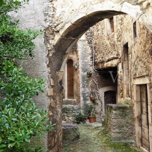 Navelli, il borgo dello zafferano in Abruzzo