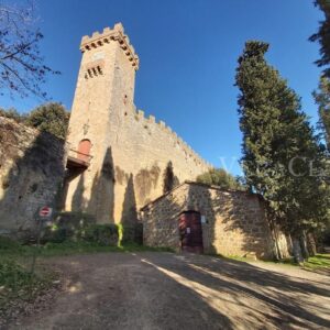 Il castello medioevele di Strozzavolpe: itinerario del mistero in Toscana