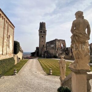 Il Castello di San Salvatore a Susegana e le colline del Prosecco