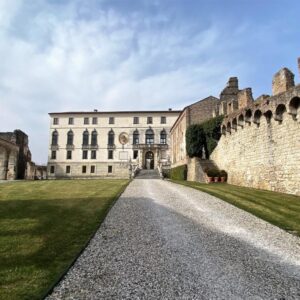 Il Castello di San Salvatore a Susegana e le colline del Prosecco