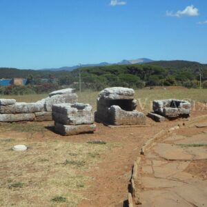 Il borgo di Populonia e la necropoli etrusca di Baratti