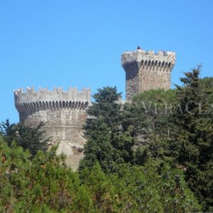 Il borgo di Populonia e la necropoli etrusca di Baratti