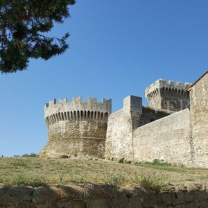 Il borgo di Populonia e la necropoli etrusca di Baratti