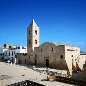 Bernalda, il castello e l’antico borgo in Basilicata