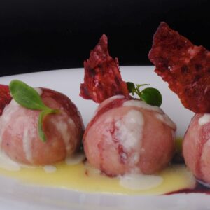 Venezia. Gheni Ristorante - Gnocchi sferici alle rape rosse ristretto al porto invecchiato e blu di bufala