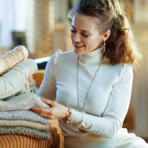 Non possono mancare nel tuo guardaroba: scopri i tagli più popolari dei maglioni da donna!