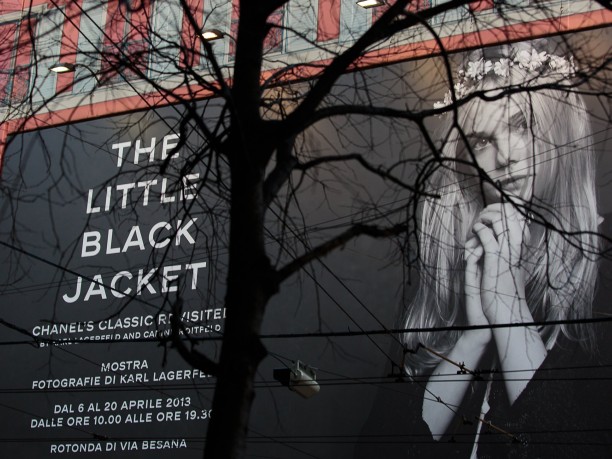 Mostra Chanel The Little Black Jacket a Milano